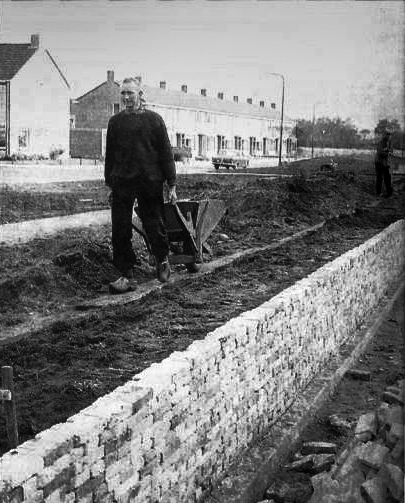 Aanleg Le Roy tuin Heerenveen 1970 met kruiwagen