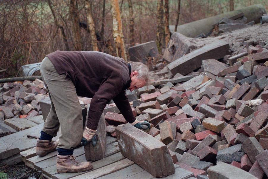 Louis Le Roy stapelt aan zijn ecokathedraal