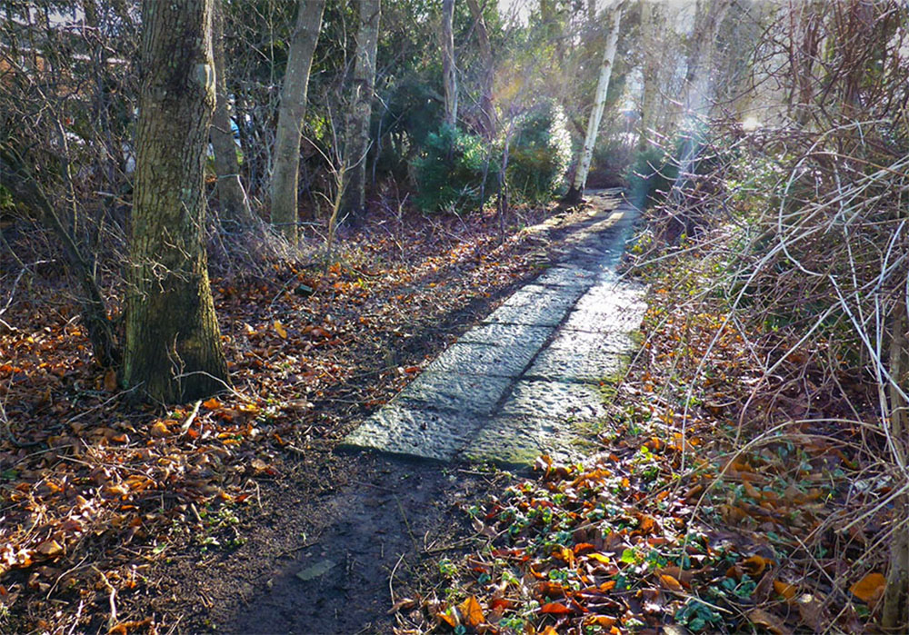 De Schoterlandse Kruiskerk van Heerenveen ligt begraven in de Le Roy tuin