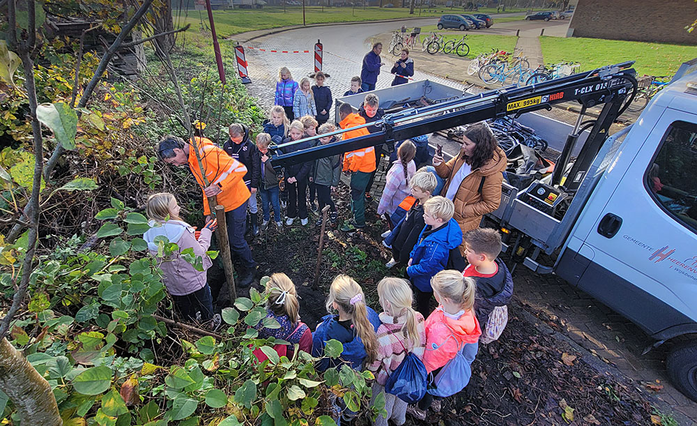 Kinderen Albertina Agnesschool planten magnolia op Nationale Boomfeestdag.  (Foto: Peter Wouda)