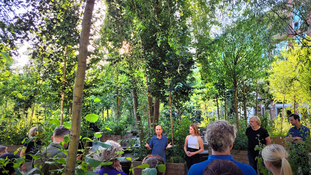 Bruno Doedens en Jessica den OUter manifest Rechten voor Natuur Bosk Leeuwarden  (Foto: Peter Wouda)