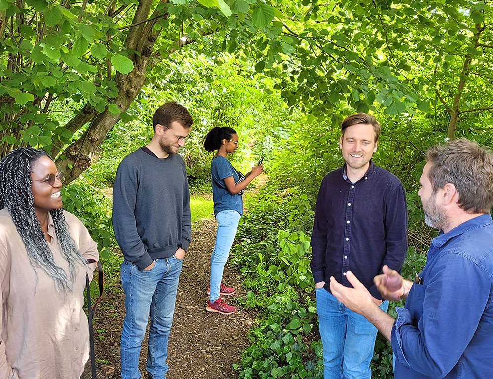 Studenten van de universiteit Leuven in de Le Roy tuin Heerenveen