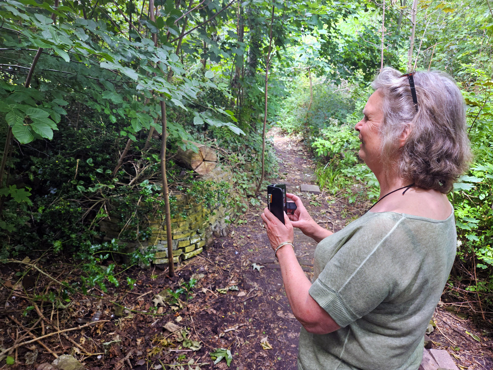 Ellen Dingemanse maakt foto's in de Le Roy tuin voor inspiratie voor NYMA terrein in Nijmegen. (Foto: Peter Wouda)
