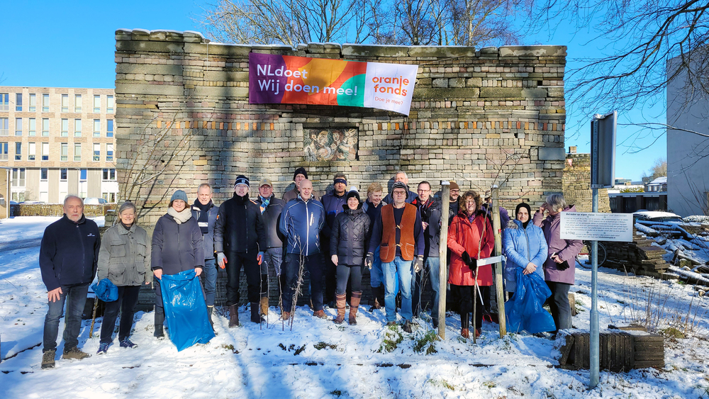 Een aantal deelnemers aan NL-Doet 2023 in de Le Roy tuin