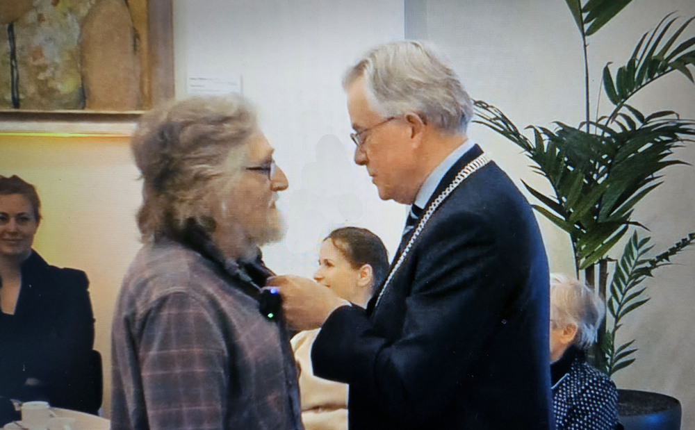 Gerrit Vos ontvangt het lintje van Burgemeester Koen Schuiling