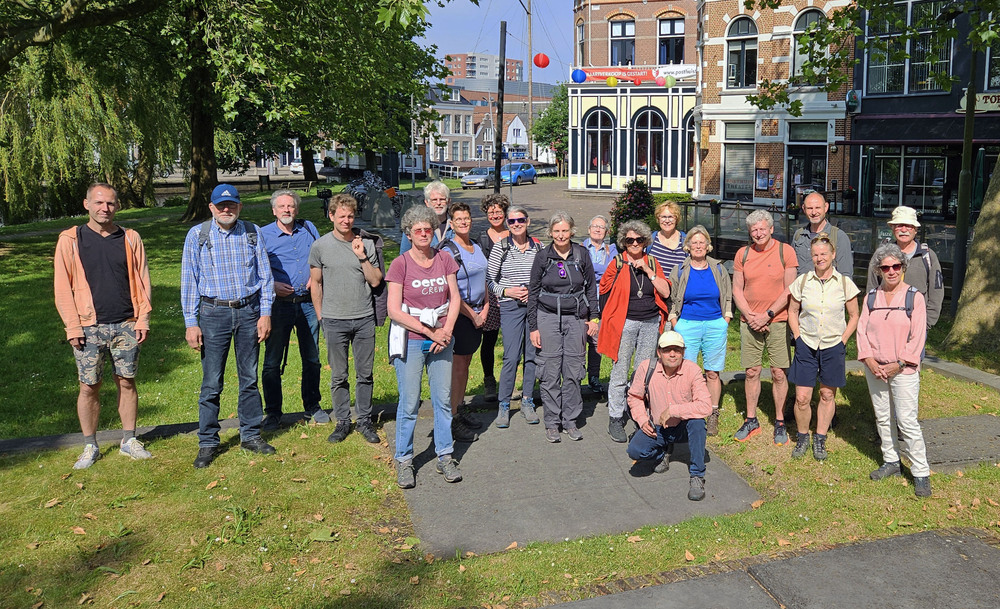 Deelnemers van de eerste Le Roy-route wandeling  (foto: Peter Wouda)