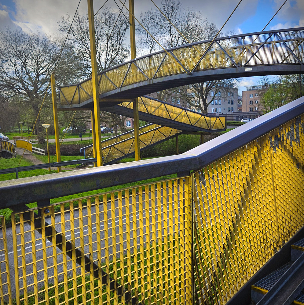 De voetgangersbrug over de Oranje Nassaulaan