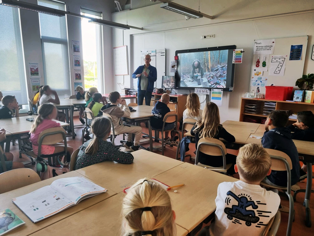 Peter Wouda geeft les over ecokathedralen aan groep 5 OBS Akkrum