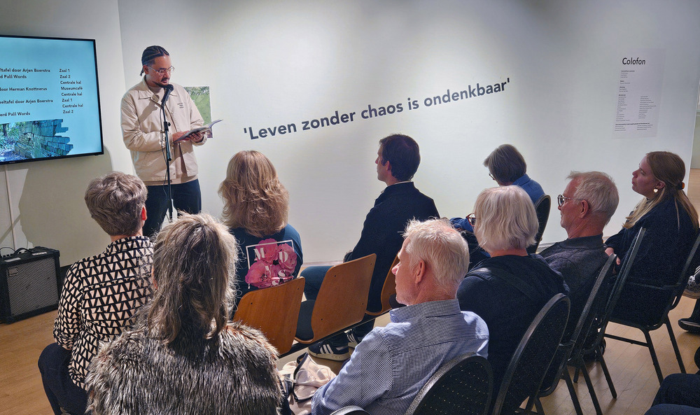 Arnold Palil (Palil Words) draagt zijn gedicht "eco kathedraal" voor in Museum Heerenveen. (foto: Peter Wouda)
