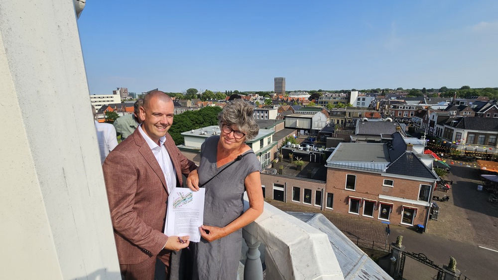 Wethouder Jaap van Veen en Heilien Tonckes, voorzitter Stichting TIJD, met het pas ondertekende addendum over de uitbreiding van de Le Roy-tuin, gefotografeerd vanaf het carillon van Crackstate. (foto: Peter Wouda)