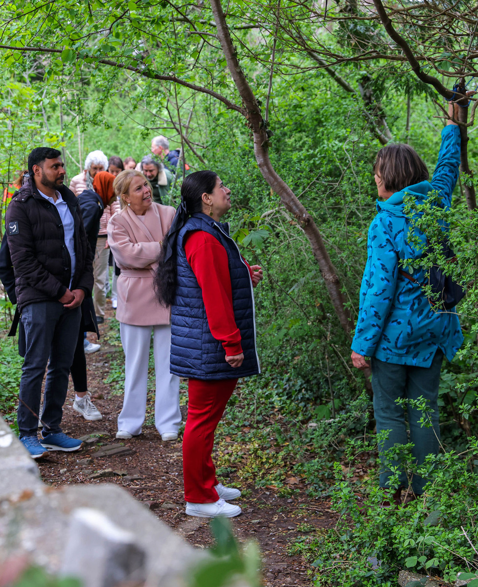 burgemeester avine fokkens wandelt le roy tuin ecokathedraal heerenveen