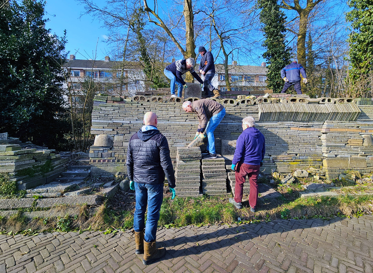 Stenen stapelen door leden van de Lions Heerenveen e.o. in de Le Roy-tuin