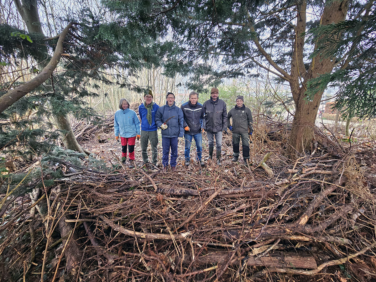Cursisten Elly, Rudi, Jan, Willem, Harry en ecologisch hovenier Pieter Jansma (Foto: Peter Wouda)